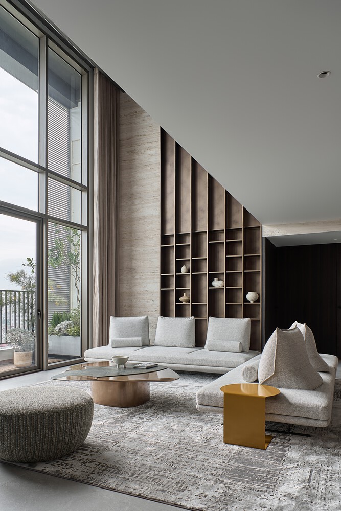 Séjour double hauteur baigné de lumière naturelle, mobilier épuré — bien d’exception au Luxembourg accompagné par EIRES Real Estate